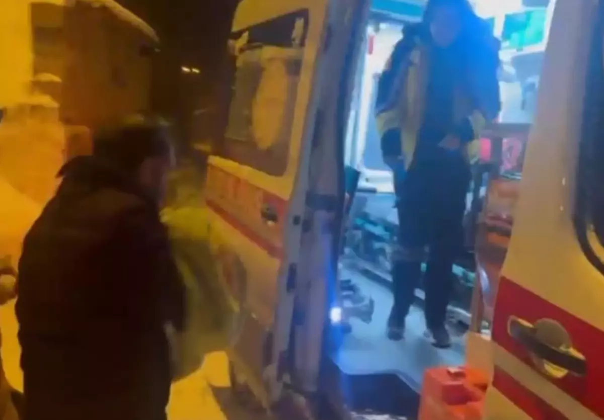 Kar Yağışı Nedeniyle Kapalı Yolda 1 Yaşındaki Bebek Hastaneye Ulaştırıldı