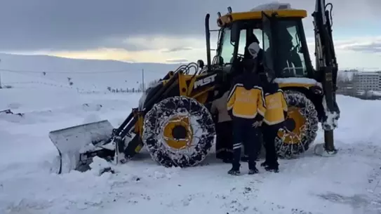 İş makinesiyle taşınan hasta kadın