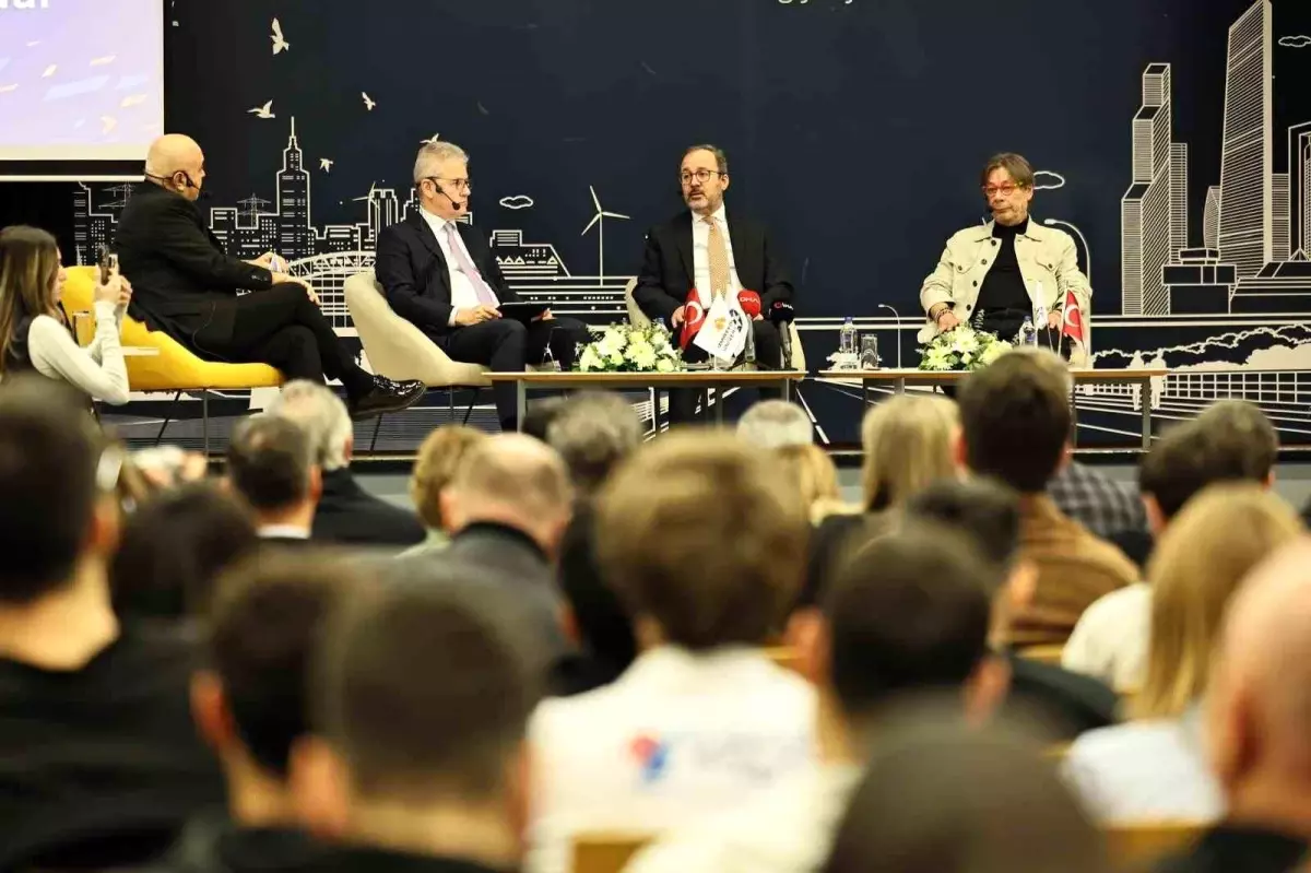 Kasapoğlu İzmir'de Spor ve Dijital Medya Panellerinde Geleceği Şekillendirdi