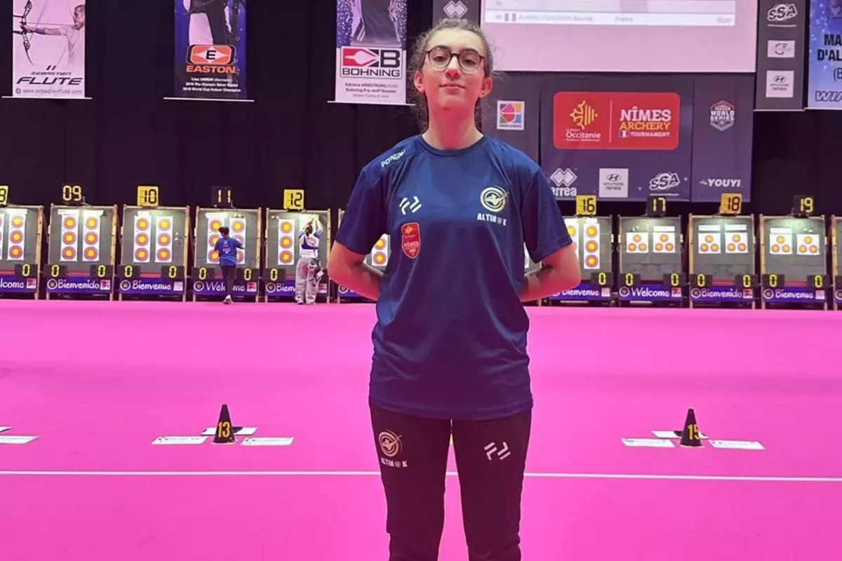 12 Yaşındaki Burcu Öncel, Fransa’daki Nimes Okçuluk Turnuvası’nda Dünya Dördüncüsü Oldu