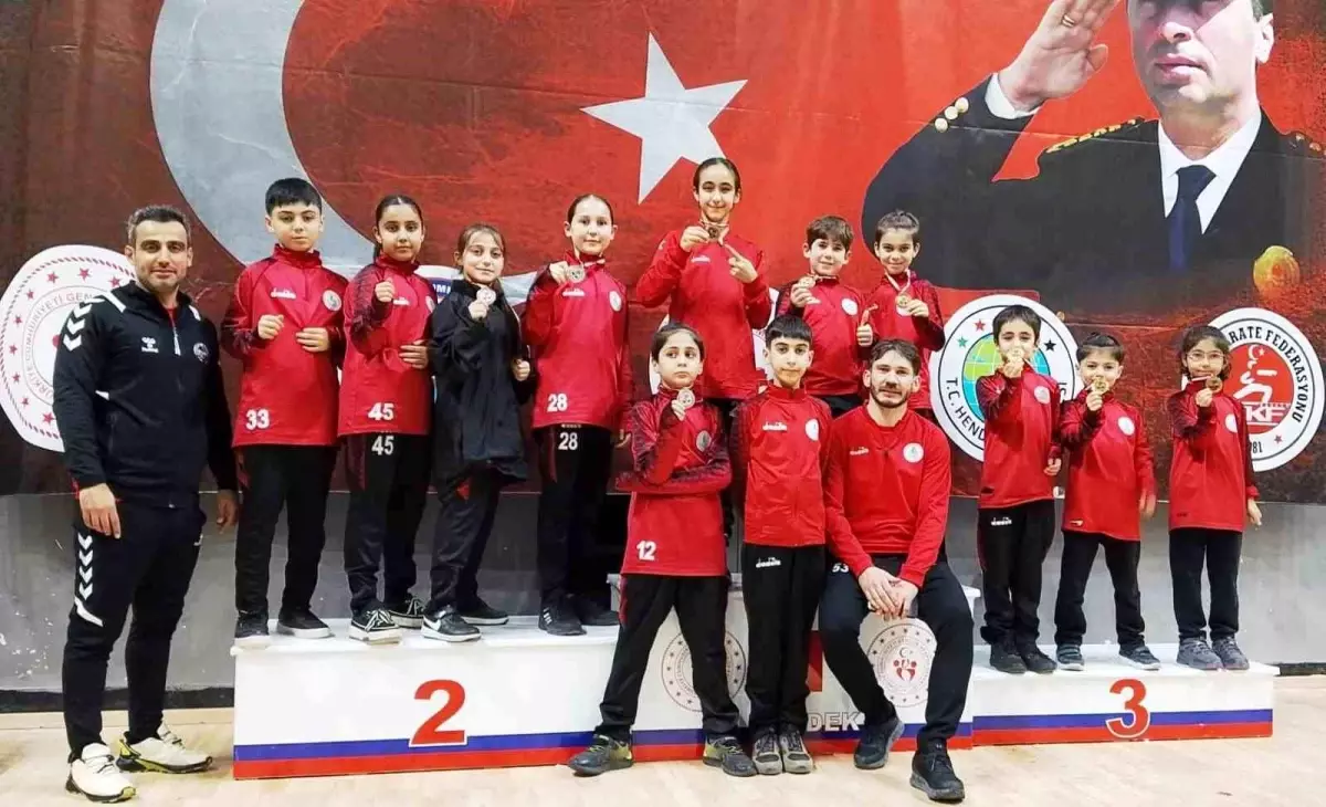 Körfezli Karateciler 24. Gaffar Okkan Turnuvası'nda 8 Madalya Kazandı