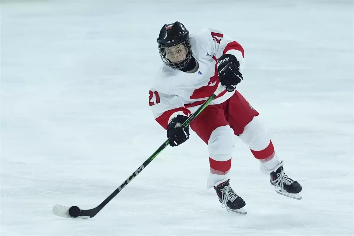 Türkiye Kadın 18 Yaş Altı Buz Hokeyi Takımı Yeni Zelanda’yı 3-1 Yendi, İlk Zaferini Kutluyor