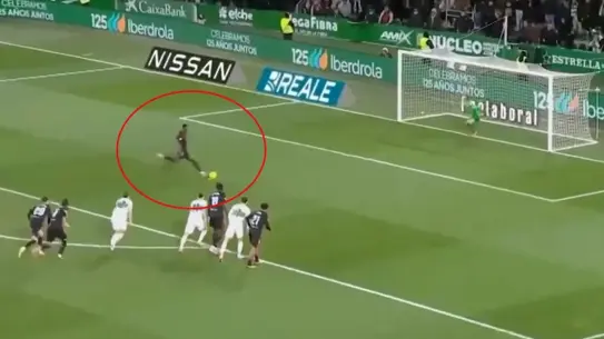 Akor Adams penaltı atarken