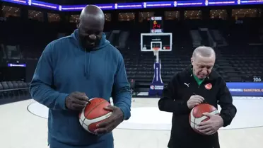Erdoğan ve Shaquille O'Neal basketbol topu tutarken