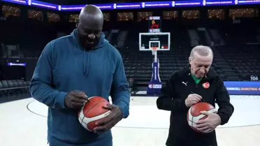 Erdoğan ve Shaquille O'Neal imzalı basketbol topu