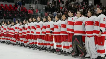 Türkiye Genç Kadınlar Buz Hokeyi Takımı, Yeni Zelanda’yı 3-1 Yenerek Dünya Şampiyonası’nda Zirveye Çıktı