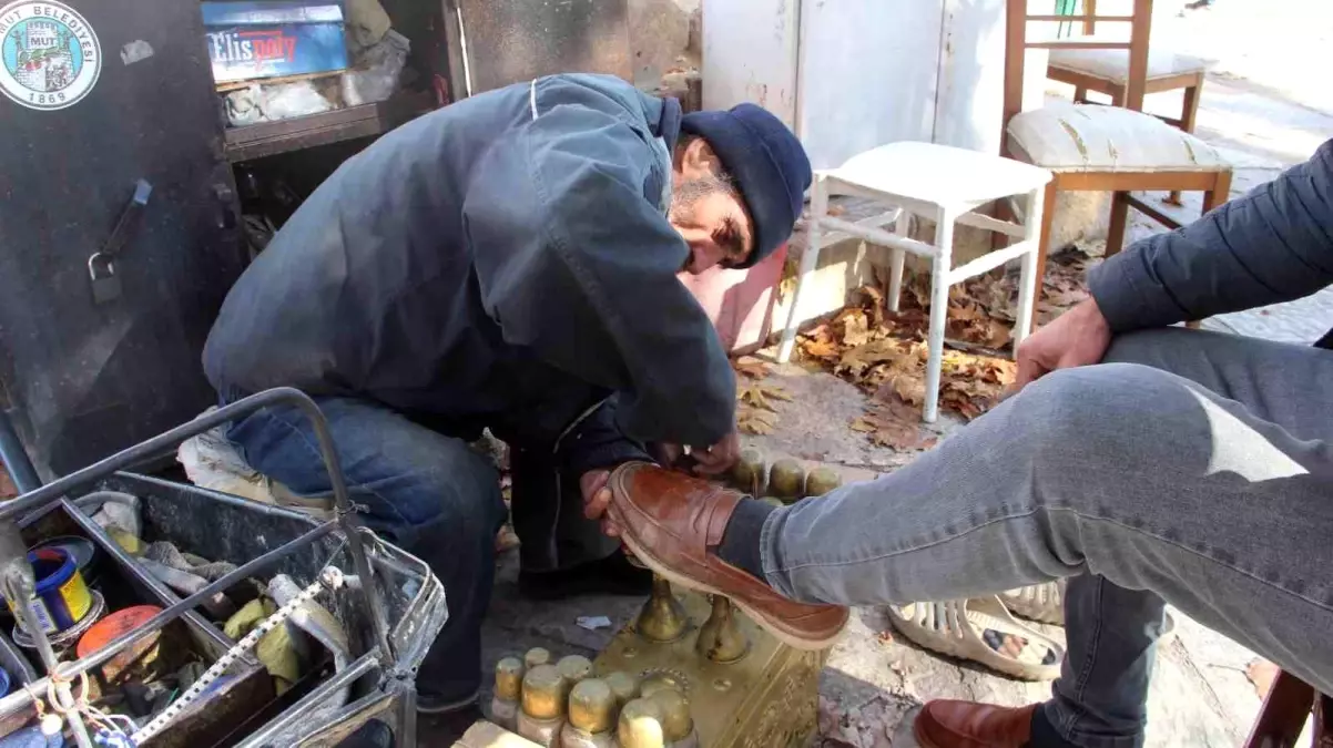 Mersin Mut’ta 67 Yaşındaki Ayakkabı Boyacısı Bayram Batı’nın Kış Mücadelesi