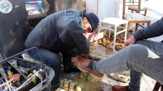 Bayram Batı'nun atölyesindeki renkli ayakkabı boyama süreci