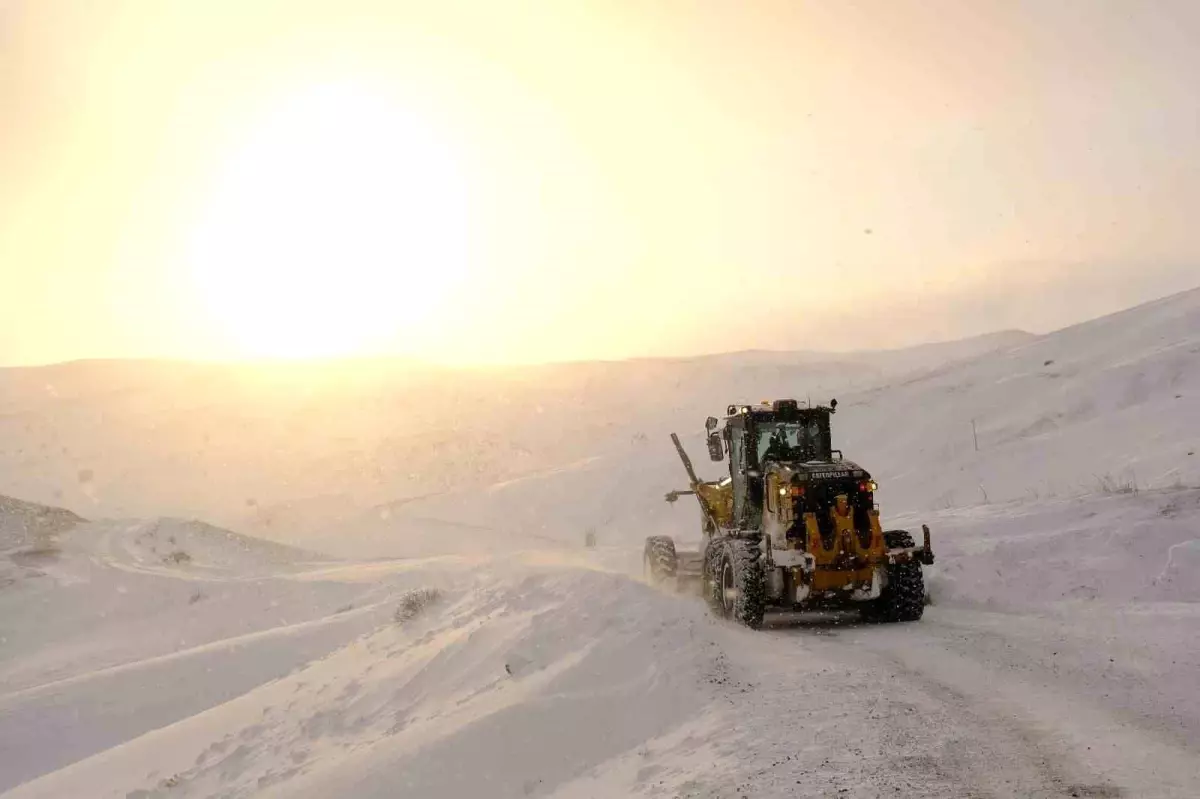 Ağrı’da Köy Yolları Kar ve Tipi Nedeniyle Kapandı