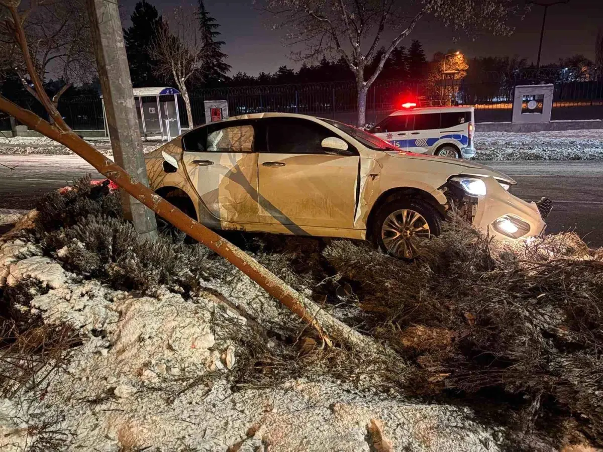 Kayseri Melikgazi'de Alkollü Sürücü Ağacı Devrip Aydınlatma Direğine Çarptı