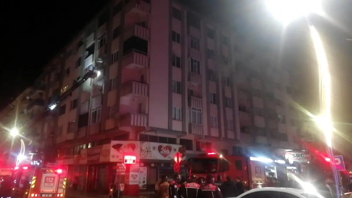 Afyonkarahisar’da Apartman Yangını: 5 Kişi Duman Zehirlenmesi Nedeniyle Hastaneye Kaldırıldı