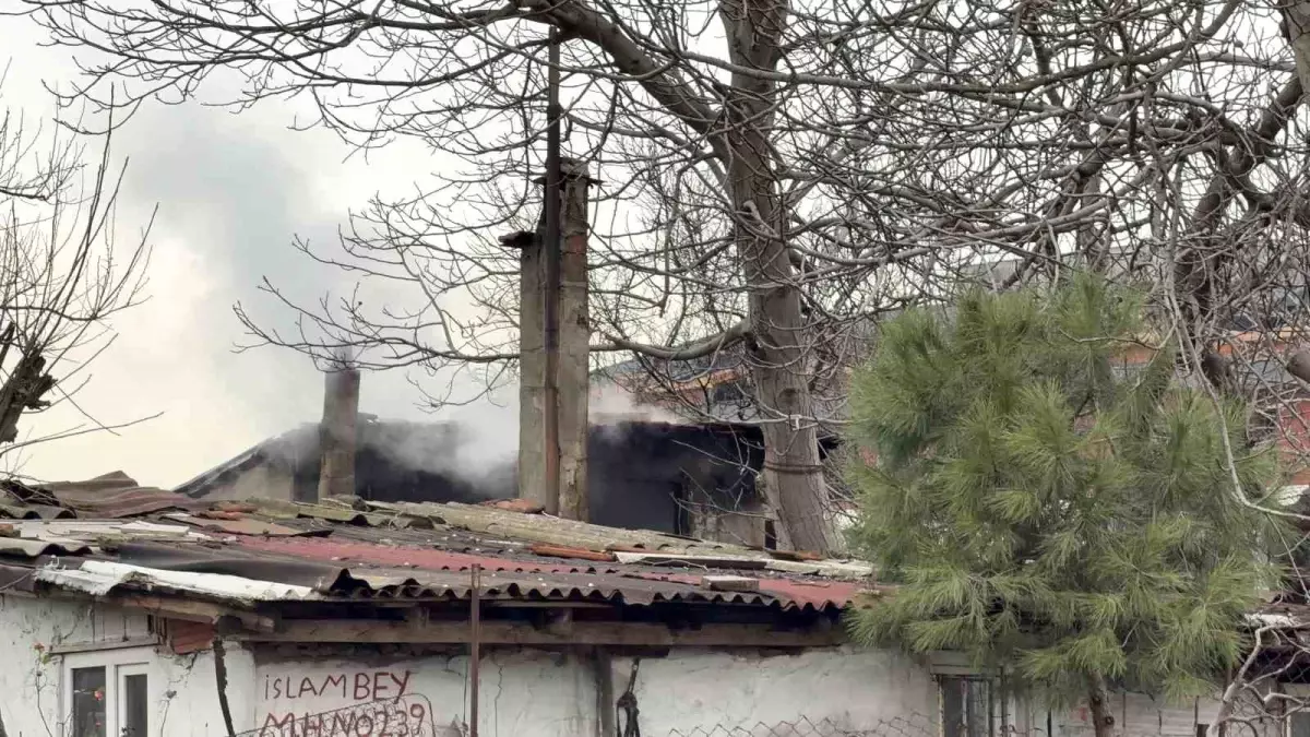 Arnavutköy’de Gecekondu Yangını Kontrol Altına Alındı, Can Kaybı Yok