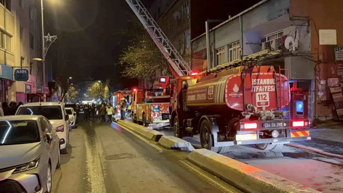 Beyoğlu'nda 4 Katlı İş Yerinde Kısa Sürede Kontrol Altına Alınan Yangın
