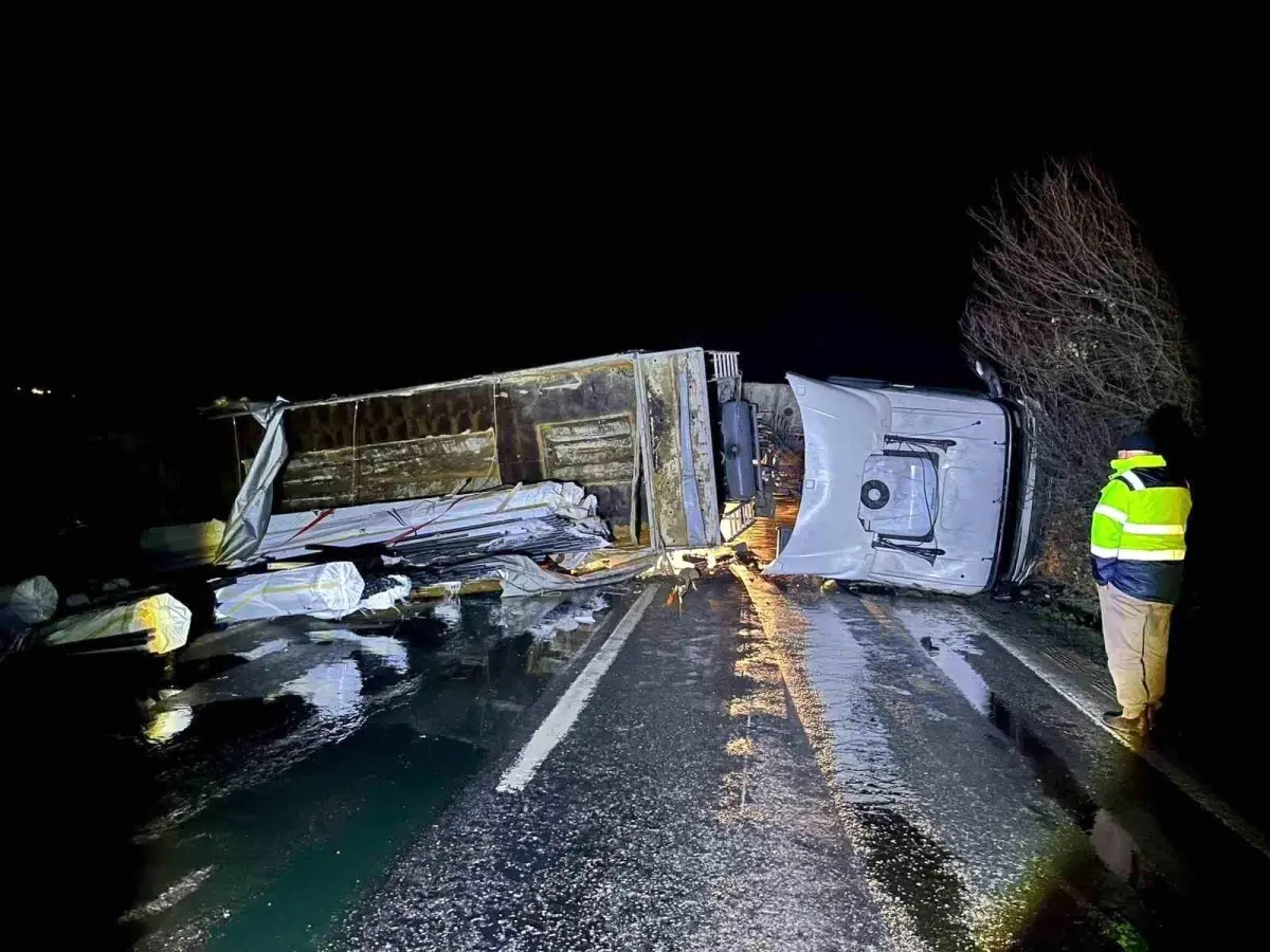 Bilecik’te Tır Sürücüsü Direksiyon Kontrolünü Kaybederek Kazaya Yol Açtı