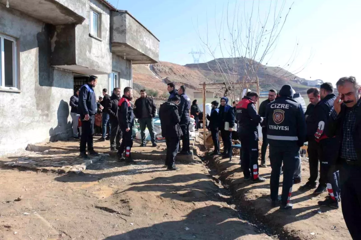 Cizre'de Dev Kayalar Çöktü: 5 Kişilik Aile Kıyıtta Kaldı