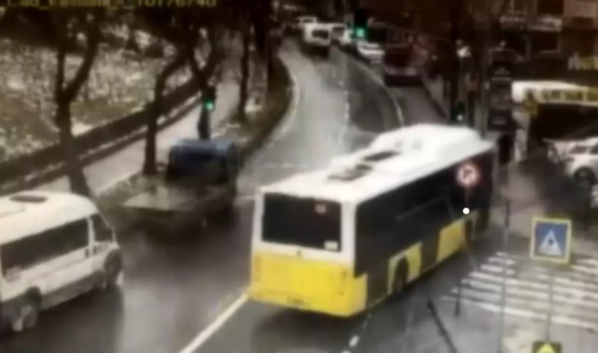 Esenler'de Kontrolden Çıkan İETT Otobüsü Otoparka Daldı, Yaya Kılpayı Kaçtı
