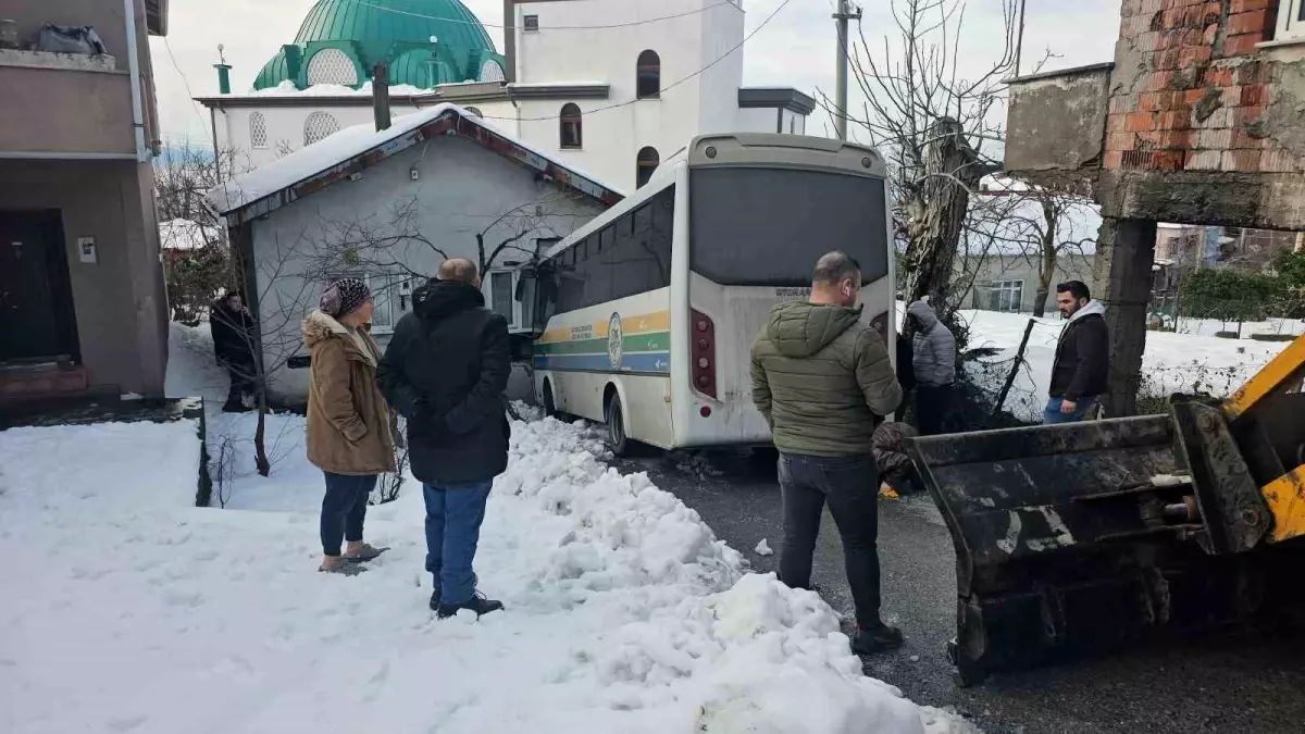 Zonguldak’ta Otobüs Kontrolden Çıktı, Boş Evi Çarparak Durdu