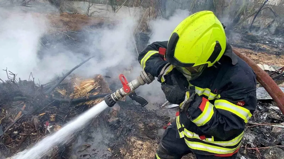 Erdemli'deki Hurdalıkta Çıkan Yangın Çevrede Panik Yarattı