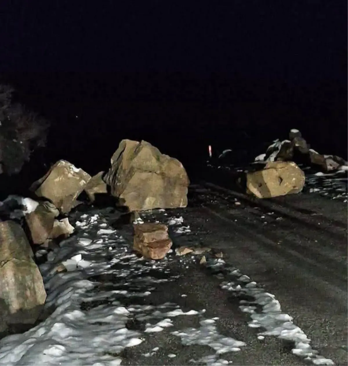 Karabük Yenice'de Yol Kapanması: Kaya Düşmesi Nedeniyle İki Köyün Ulaşımı Kesildi