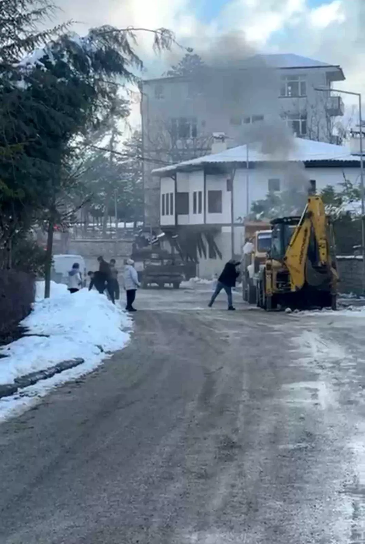 Safranbolu’da Karla Söndürülen İş Makinesi Yangını Vatandaşların Desteğiyle Kısa Sürede Kontrol Altına Alındı