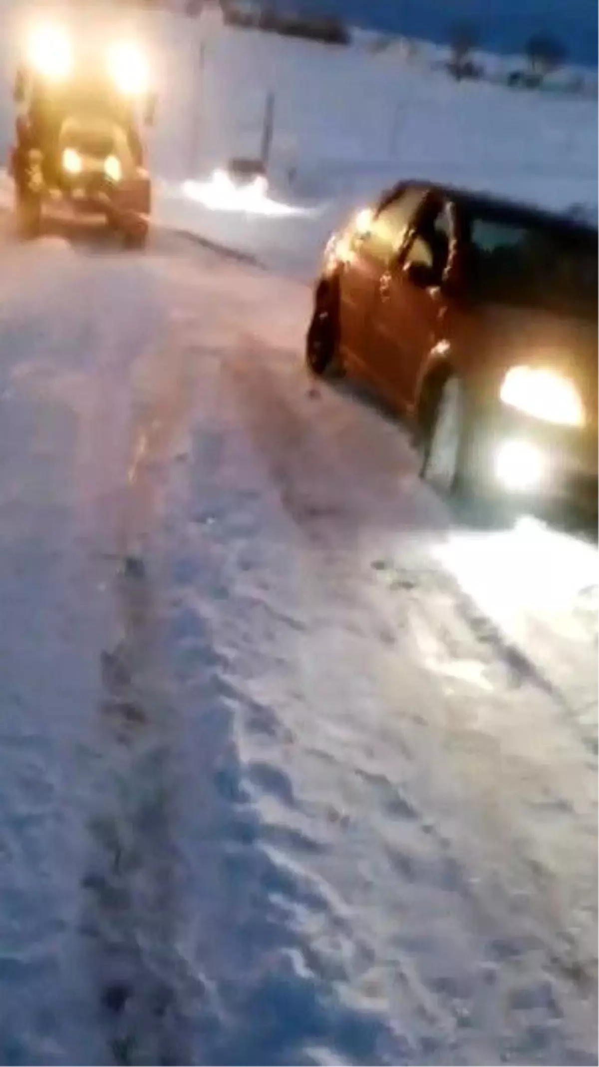 Kars’ta Karla Kaplı Yollarda Vatandaşların Traktörleriyle Araç Kurtarma Operasyonu