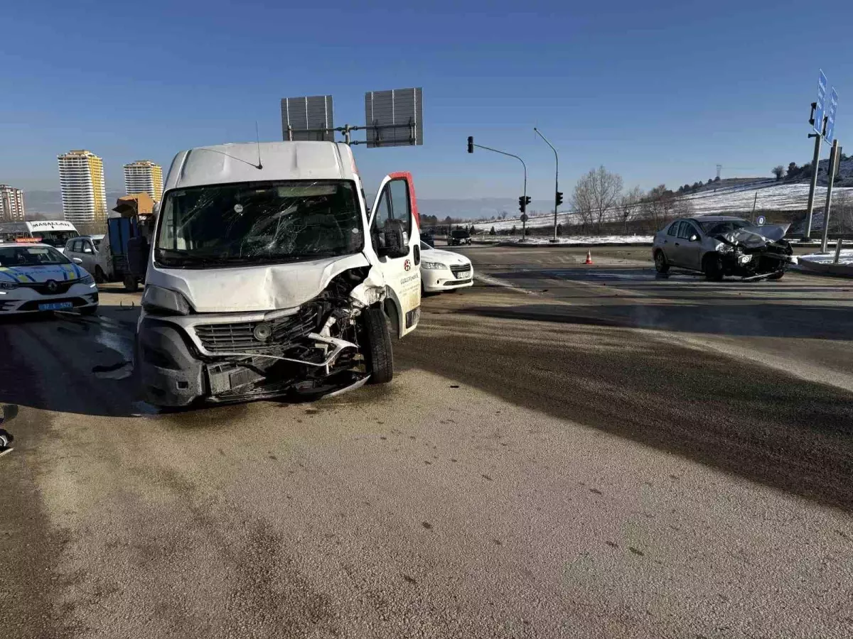 Kastamonu’da Minibüs ve Otomobil Çarpıştı: 1 Yaralı