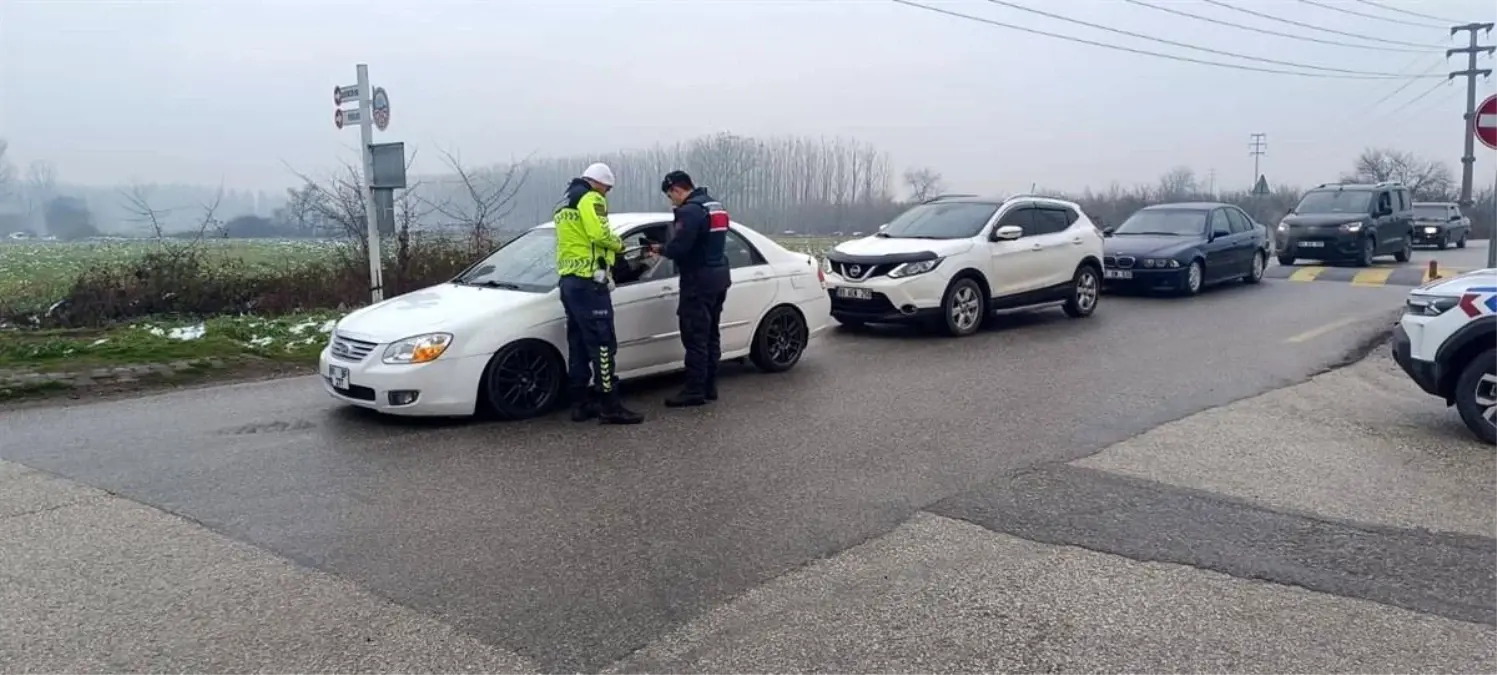 Düzce'de Jandarma Trafik Denetimlerini Yoğunlaştırdı: 6.017 Araç ve 218 Motosiklet İncelendi