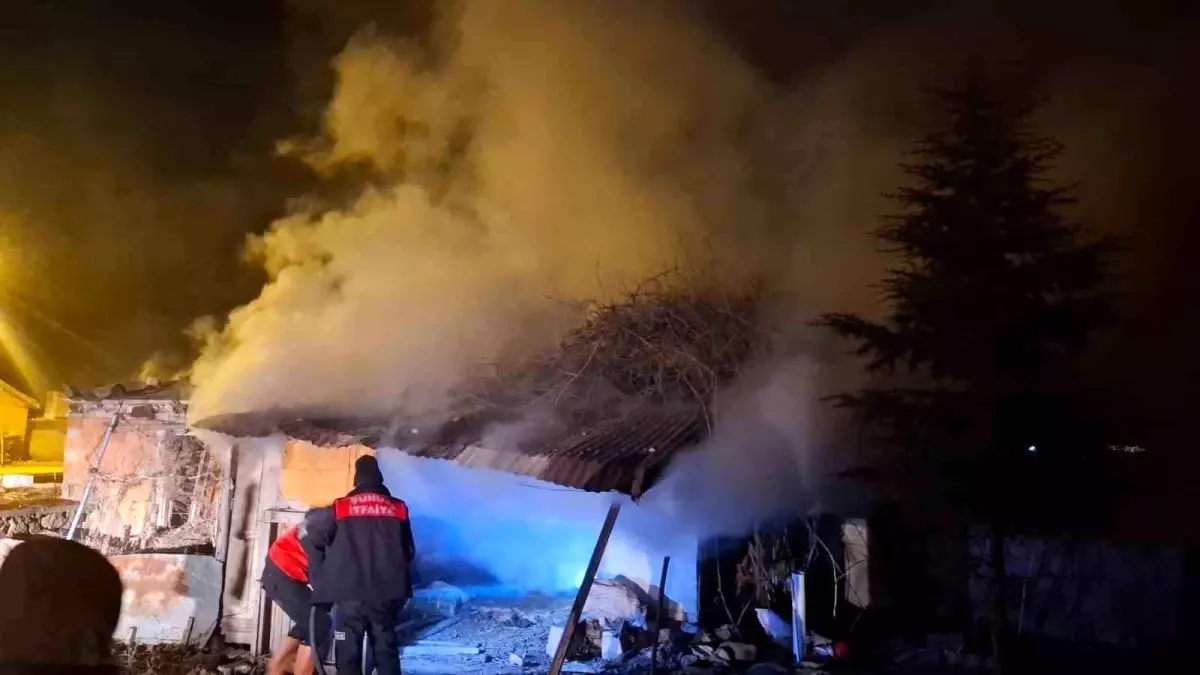 Şuhut'ta Odun Deposu Yangını Hızlıca Kontrol Altına Alındı