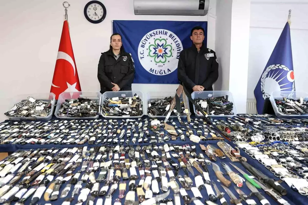 Muğla Otogarlarında 2025'ten Bu Yana 2.500'den Fazla Kesici Alet ve 30'un Üzerinde Ruhsatsız Silah Ele Geçirildi