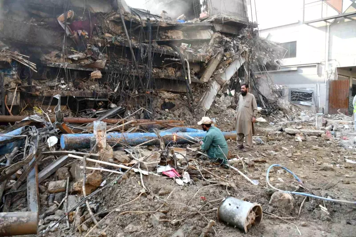 Karaçi Gul Plaza AVM'sinde Meyveleşen Yangın: Ölüm Sayısı 60'a Ulaştı