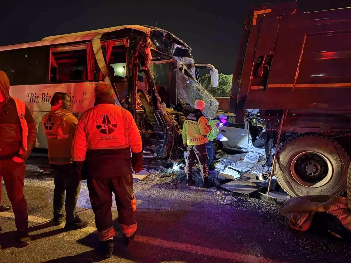 Sakarya'da Zincirleme Trafik Kazası: 1 Ölü, 19 Yaralı