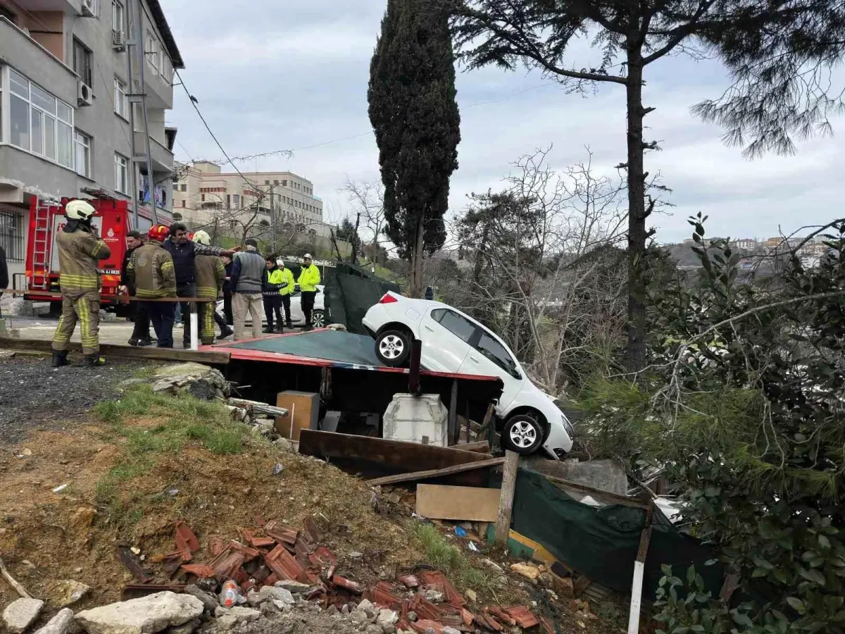 Sarıyer'de Vites Karışıklığı Aracı Kamelyaya Çarptı