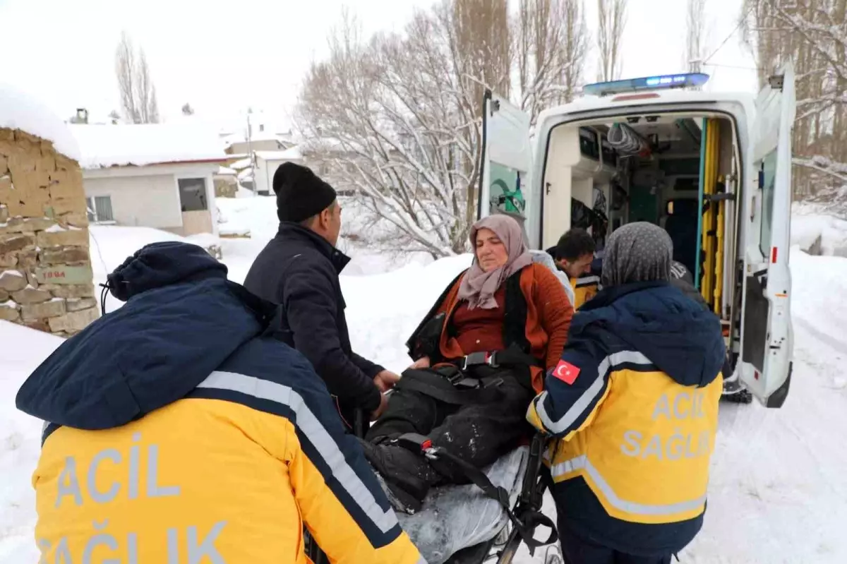 Sivas’ta Karla Mücadele Ekipleri Hastayı Zamanında Hastaneye Ulaştırdı