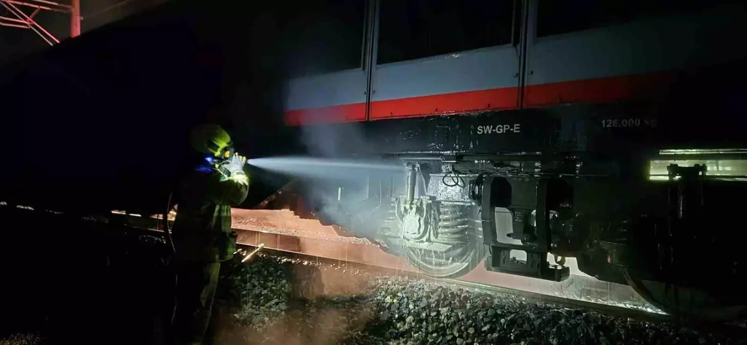 Susurluk'ta Yük Treni Yangını: 3 Saatte Kontrol Altına Alındı