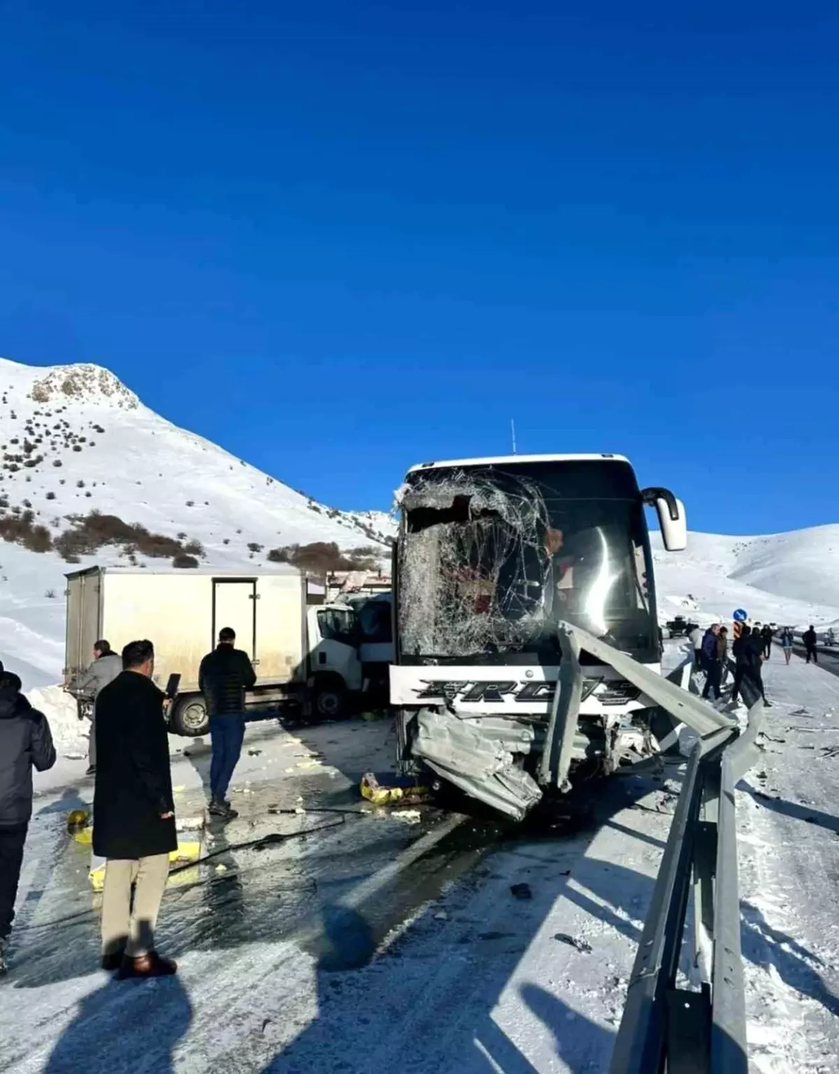 Ağrı’nın Tutak İlçesinde Otobüs ve Kamyonet Çarpıştı: Çok Sayıda Yaralı