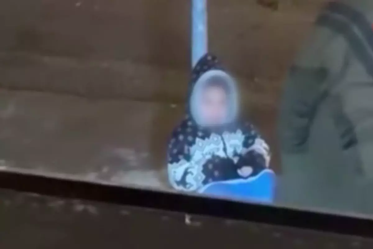 Beylikdüzü'nde yağmurlu bir günde çocuklarıyla yürüyen kadın