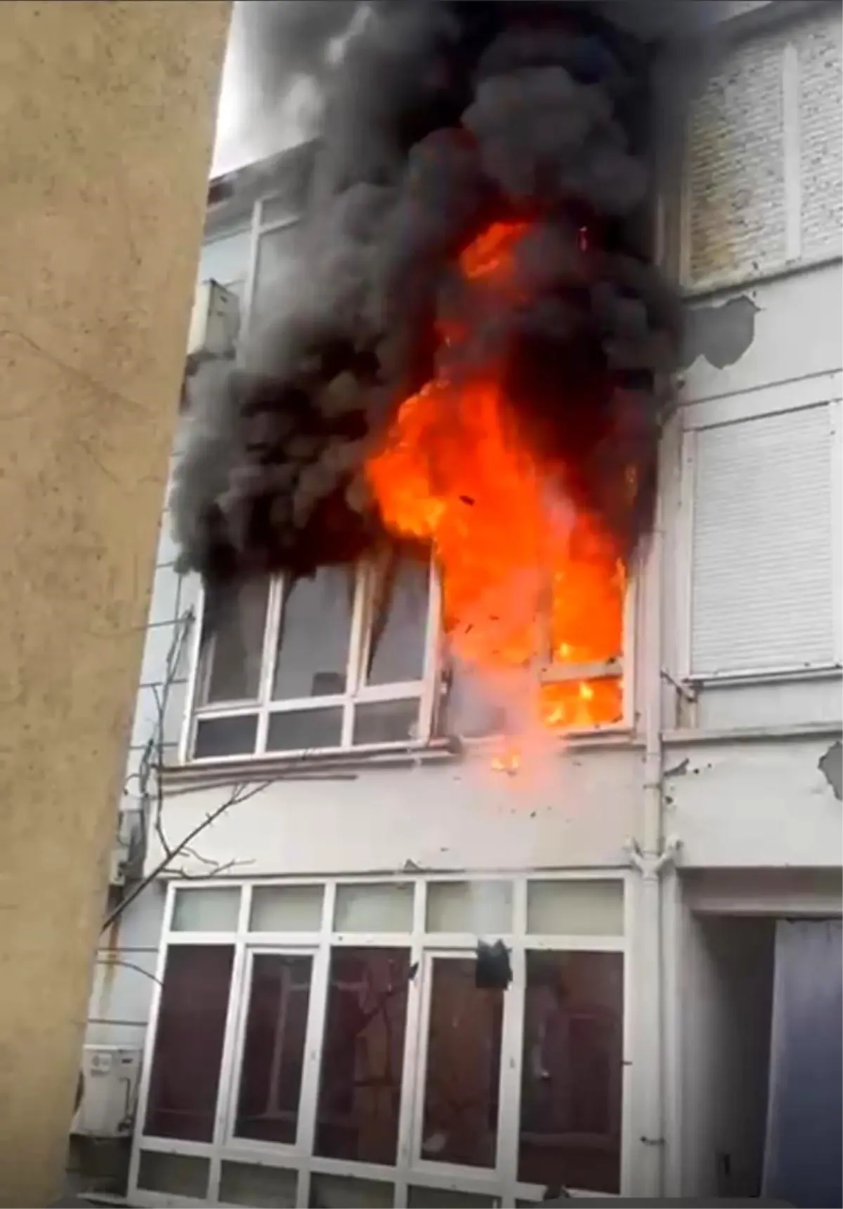 Ayvalık'ta Buzdolabı Patlaması Yangına Neden Oldu, Yaralı Yok