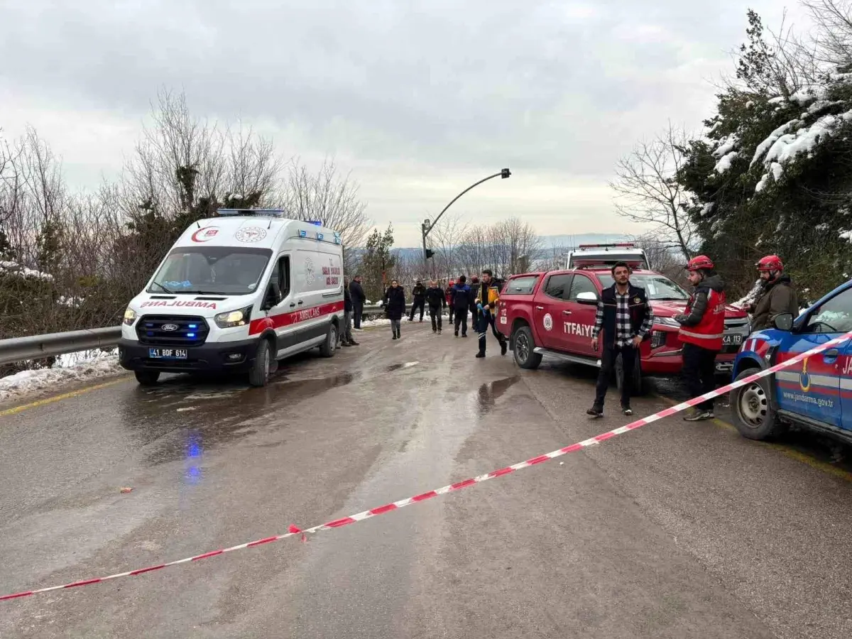 Kartepe'de Yolcu Otobüsü Şarampole Yuvarlandı: Çok Sayıda Yaralı