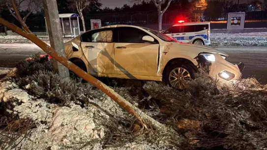 Kayseri Melikgazi'de Alkollü Sürücü Ağacı Devrip Aydınlatma Direğine Çarptı