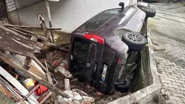 Araç yokuş aşağı kayarak bahçeye çarptı