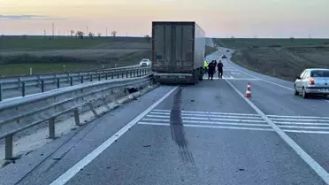 Kaza yerinde tır ve hasar gören bariyerler