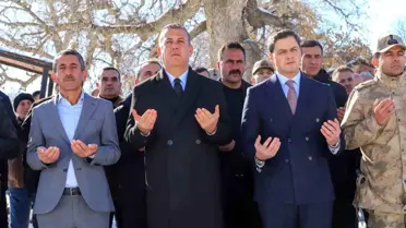 Anma töreninde çiçekler