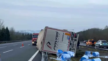 Sakarya'da Tır Kontrolden Çıkarak Yana Yattı: Sürücü Yaralandı