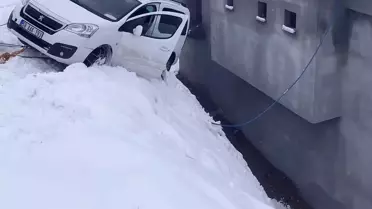 Buzlu yolda duvara asılı kalan araç