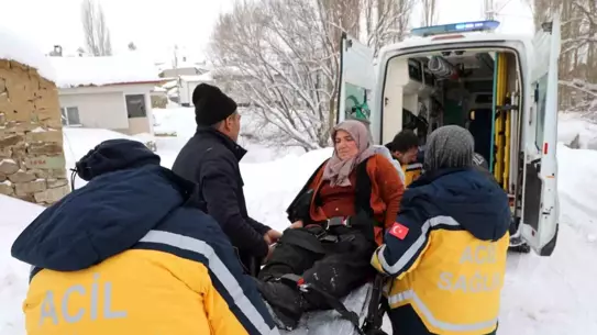 Sivas’ta Karla Mücadele Ekipleri Hastayı Zamanında Hastaneye Ulaştırdı