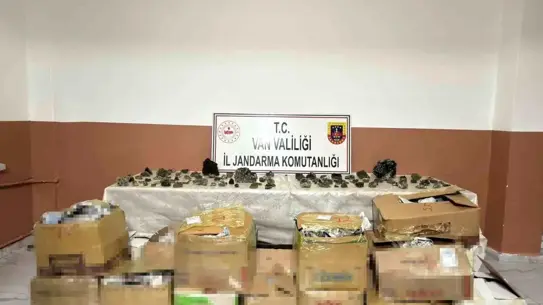 Ele geçirilen epidotlu kuvars taşlarının yakın çekimi