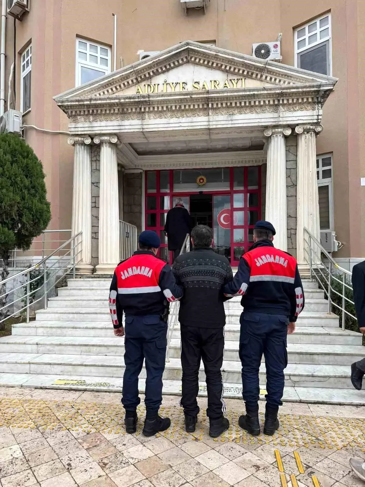 Aydın’da Jandarma Operasyonu: Efeler, Nazilli ve Didim’de 3 Şahıs Tutuklandı