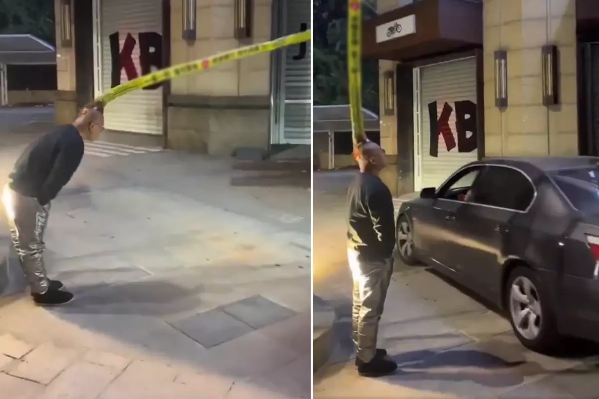 Sokakta otopark bariyeri gibi duran adam