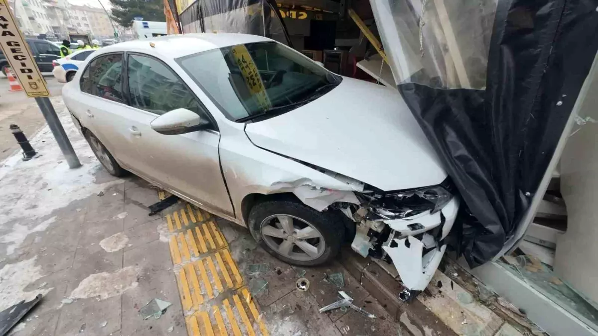 Karaman Kavşağında Çarpışma: 3 Yaralı