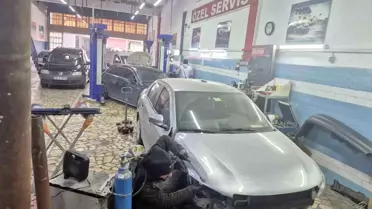 Kaza sonrası yedek parça bekleyen araçlar